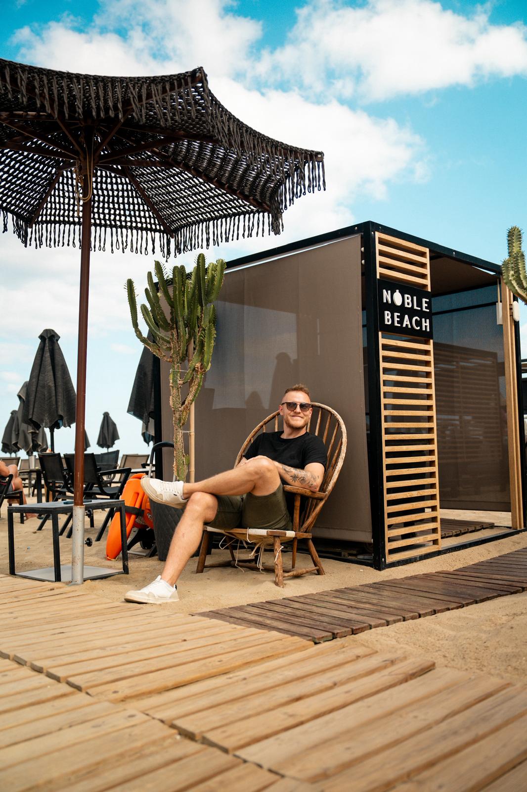 Rene in einer Beach Bar